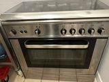 une cuisinière argentée à quatre feux dans une cuisine