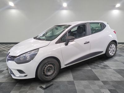 la voiture blanche est garée dans le garage sur le sol en damier
