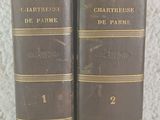 deux livres sont posés sur une table à fond blanc