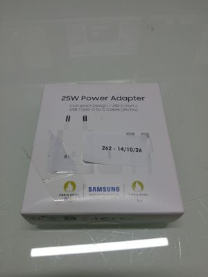 La boîte de l'adaptateur secteur Samsung est ouverte sur la table.