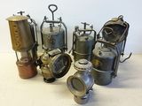 de nombreux modèles différents de lampes à gaz anciennes posées sur la table
