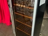un réfrigérateur muni d'une porte vitrée