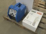 une boîte bleue et blanche et une machine bleue et blanche
