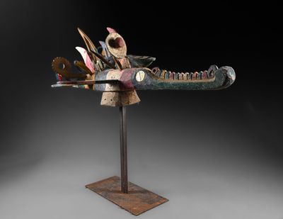 un gros plan sur une sculpture représentant un poisson posée sur un socle