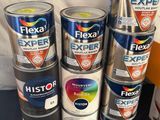 une pile de pots de peinture posée sur une table
