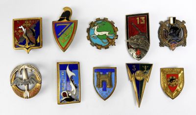 un grand nombre de badges sur une surface blanche
