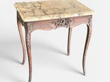 une vieille table avec un plateau en marbre sur fond blanc
