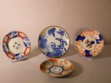 quatre assiettes à motifs différents posées sur une table