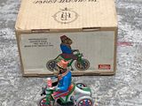 figurine représentant un homme à moto devant une boîte