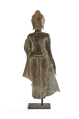 une image représentant une statue de Bouddha en bronze posée sur un socle