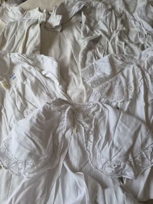 un lit blanc recouvert d'une couette blanche et de draps blancs