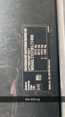 une image montrant un gros plan du moteur d'une voiture