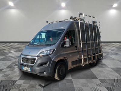 un camion argenté garé sur un sol en damier