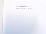 un livre sur lequel figure une illustration du titre