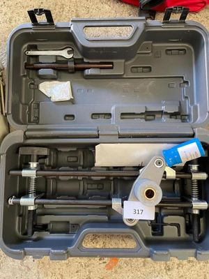 une trousse à outils dans un coffret en plastique posé sur le sol