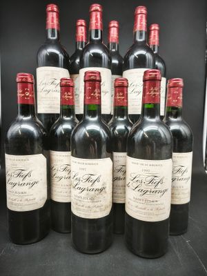 six bouteilles de vin rouge sont alignées sur une table