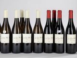 six bouteilles de vin alignées sur une table
