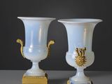 deux vases blancs posés l'un à côté de l'autre sur une table