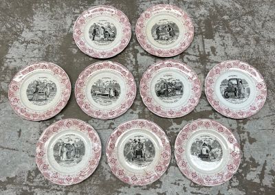 six assiettes roses et blanches ornées d'illustrations représentant des personnes et des animaux