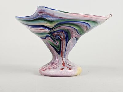 un vase en verre posé sur une table