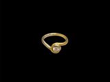une photo d'une bague en or sertie d'un diamant blanc