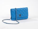 Portefeuille-sac Chanel en cuir d'agneau matelassé bleu, avec bandoulière à chaîne