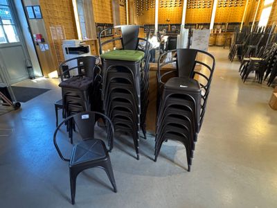 beaucoup de chaises et de tables dans une pièce