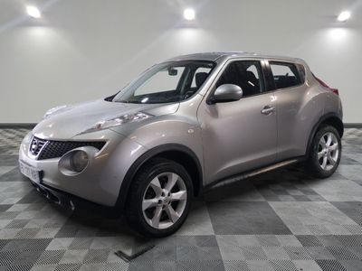 une photo d'un SUV Nissan Juke argenté dans un showroom