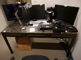 un bureau sur lequel sont posés deux écrans d'ordinateur et un clavier
