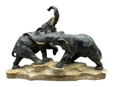 une statue représentant deux éléphants qui se battent sur un rocher