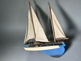 une maquette en bois d'un voilier exposée