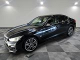 une Infiniti noire garée sur un sol en carrelage à damier
