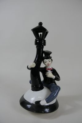 une figurine représentant un homme assis sur un échiquier