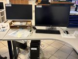 un bureau équipé de deux écrans et d'un clavier