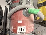 un aspirateur posé sur une table dans une pièce