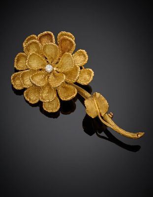 une broche en forme de fleur en or et diamants