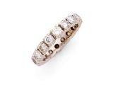 une bague « éternité » en diamant et or blanc 18 carats