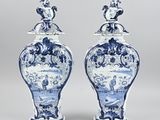 une paire de vases bleus et blancs ornés de figures