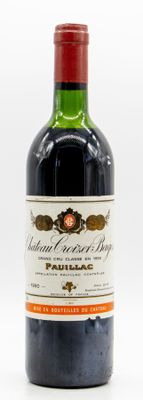 une bouteille de vin posée sur une table