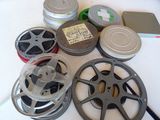 de nombreuses bobines de films anciens posées sur une table