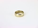 un gros plan d'une bague en or portant une petite inscription