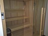 un sauna situé dans un coin de la pièce, doté d'une porte vitrée