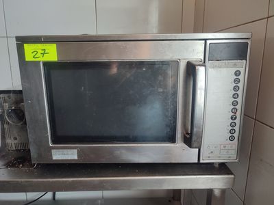 un micro-ondes posé sur une table dans la cuisine
