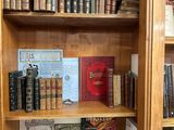 des livres posés sur une étagère en bois dans une bibliothèque où se trouvent de nombreux livres
