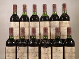 un groupe de bouteilles de vin posées sur une table
