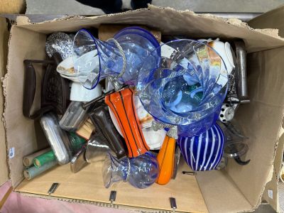 une boîte en carton remplie de différents types d'objets