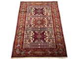 un tapis rouge et beige sur fond blanc
