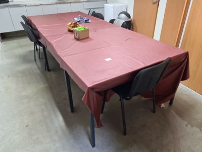une table recouverte d'une nappe rouge dans une pièce