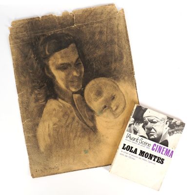 une vieille photo d'une femme tenant un bébé à côté d'un livre