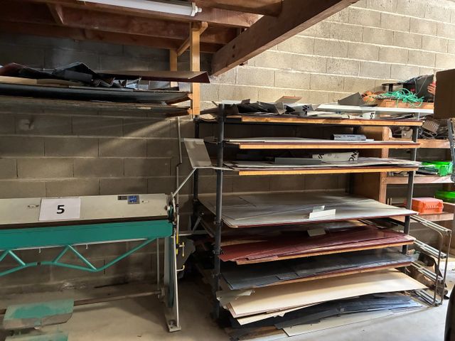 Stock de quincaillerie, chutes de zinc, reste de chantier (tuiles...